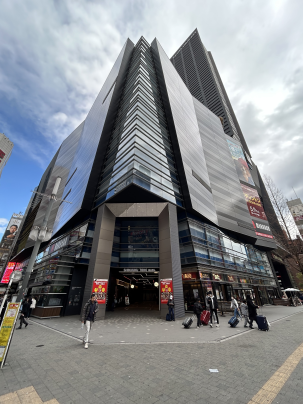 近隣施設（新宿東宝ビル）|向かいにあります。