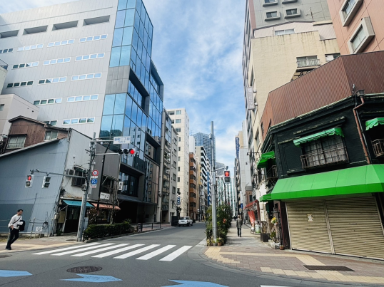 |多町大通りに面し、一八通りも近いです。