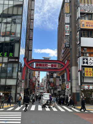 近隣の様子③（歌舞伎町1番街入口）|