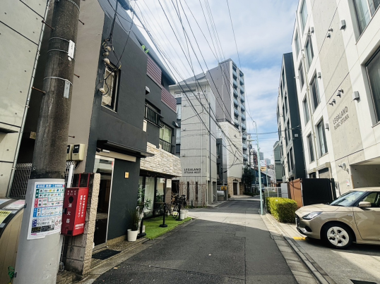 建物周辺の様子②|大通りから一本入った場所に位置するため周辺は比較的落ち着いた雰囲気です。