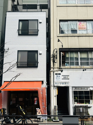 隣の建物との距離感①|隣の建物の１階にスコーン専門店があります。