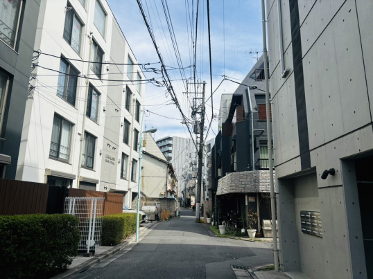 建物周辺の様子①|大通りから一本入った場所に位置するため周辺は比較的落ち着いた雰囲気です。